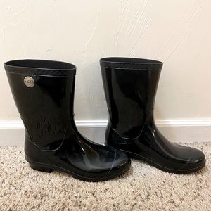 Short black UGG rain boots
